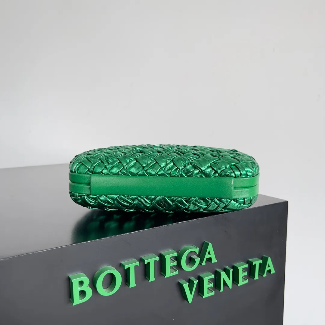 Batch 2020 BV Knot | The classic return of the evening bag. Original leather ➕ Stainless steel hardware ➕ 24k real gold plating ➕ Fully handmade. Those who know the history of our brand should have heard that the knot is a story of Bottega Veneta, and it is also one of the more important design elements. Matthieu Blazy's work this season sublimates Knot's classics, with a new knot design and a woven shoulder strap, plus Fouland Intreccio's weaving technology, adding some fashion to the retro and nostalgic feel of the past. Style number: 717622 Size: 20.5*6*12.5